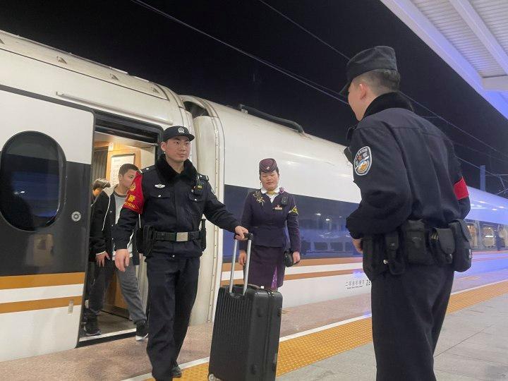 密码行李箱__ 高铁行李箱丢失找回 