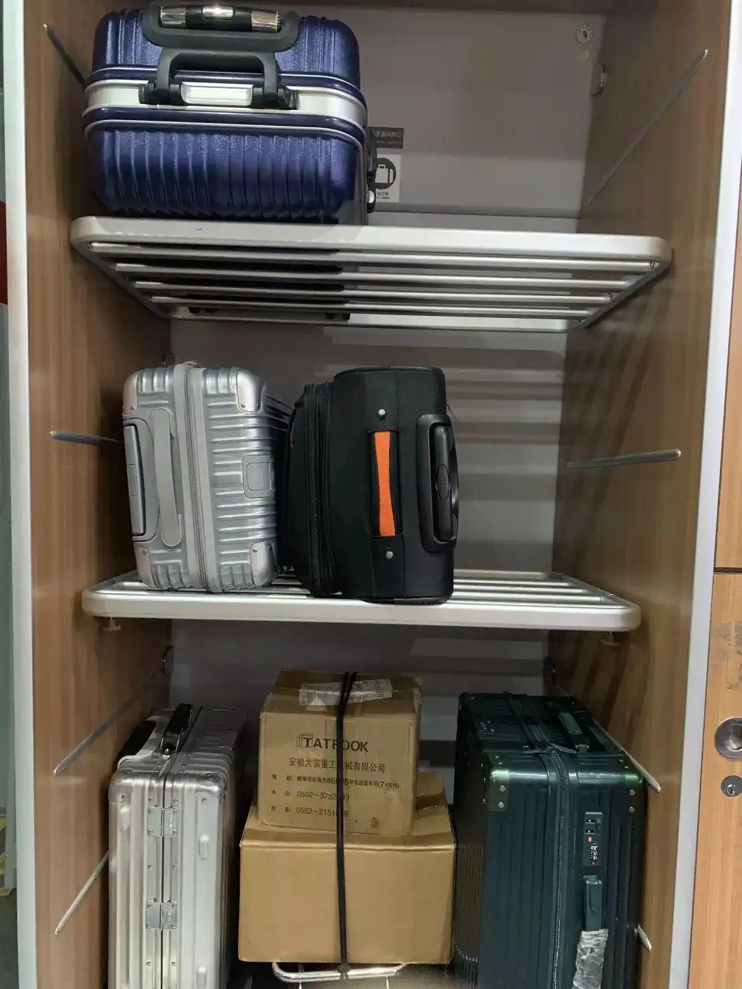 高铁行李架使用指南_高铁行李放置规范_高铁上行李箱应该放在哪儿