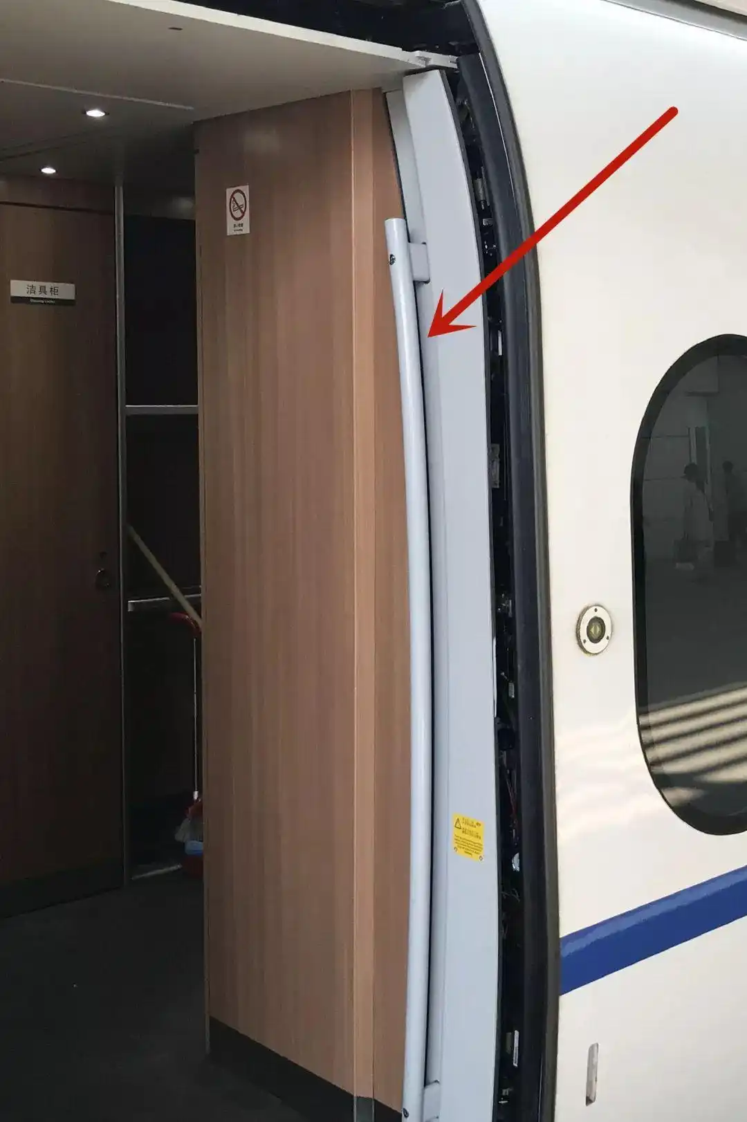 高铁行李放置规范_高铁上行李箱应该放在哪儿_高铁行李架使用指南