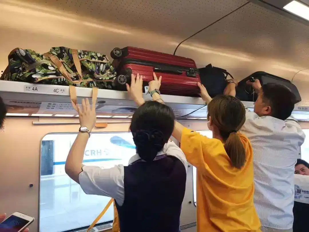 高铁上行李箱应该放在哪儿_高铁行李架使用指南_高铁行李放置规范