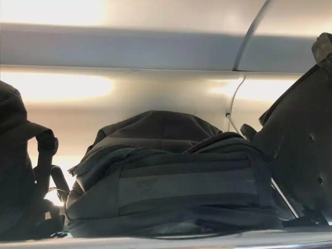 高铁行李放置规范_高铁上行李箱应该放在哪儿_高铁行李架使用指南