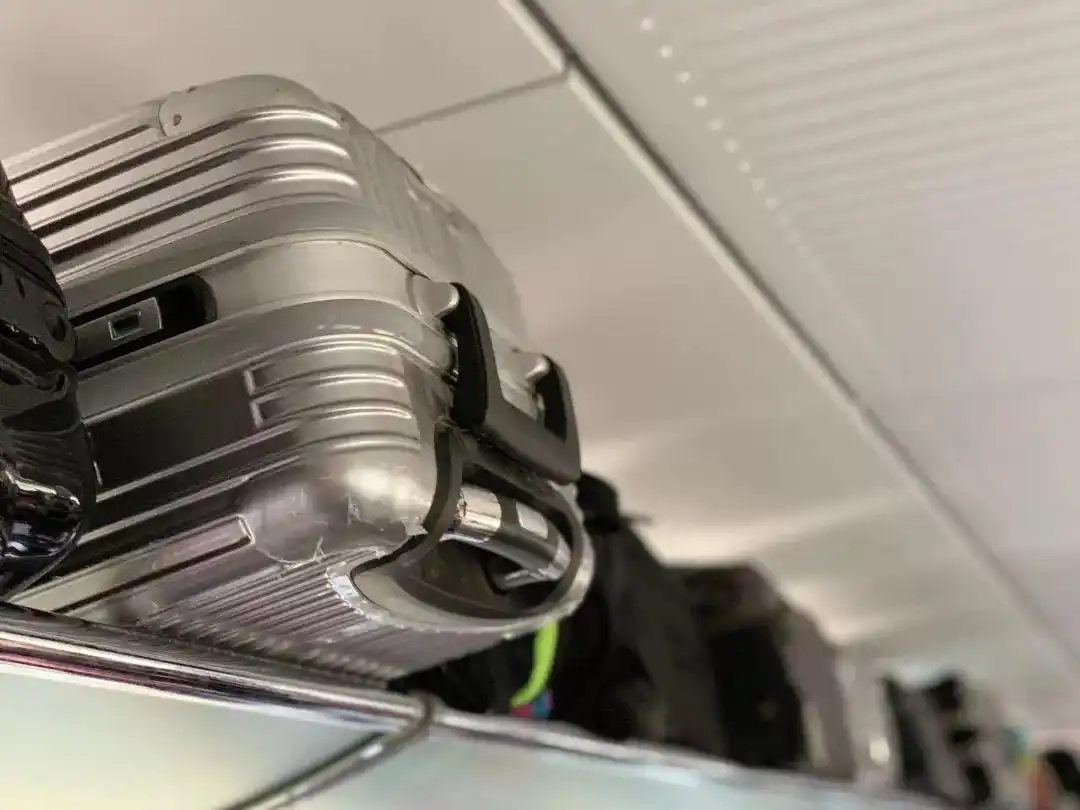 高铁上行李箱应该放在哪儿_高铁行李架使用指南_高铁行李放置规范