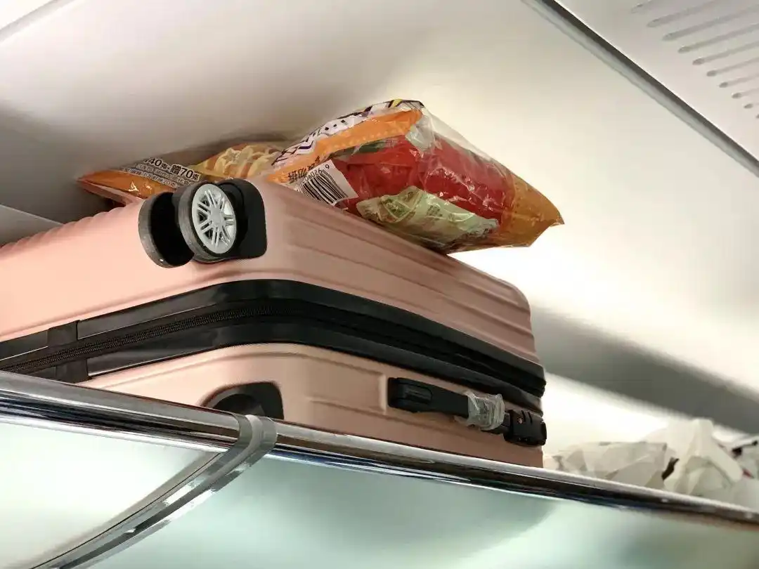 高铁行李放置规范_高铁行李架使用指南_高铁上行李箱应该放在哪儿