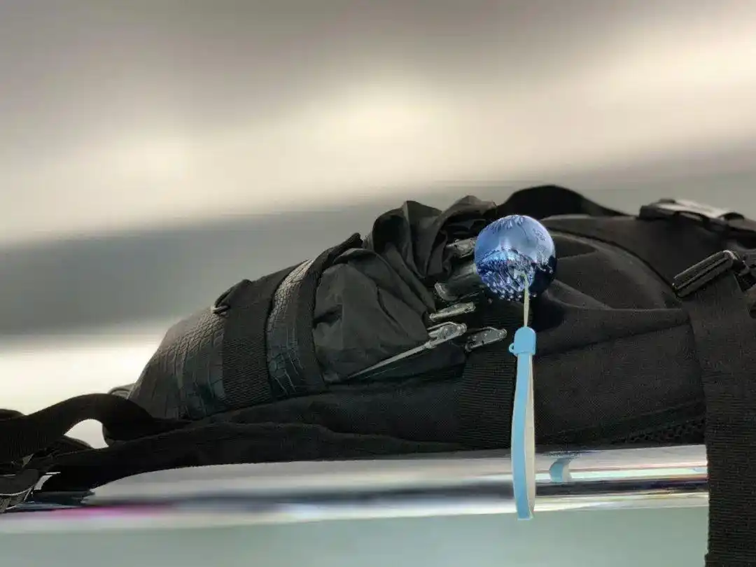 高铁行李架使用指南_高铁上行李箱应该放在哪儿_高铁行李放置规范