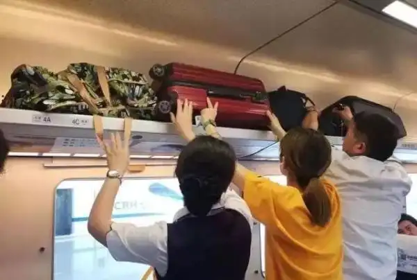 高铁行李放置规范_高铁行李架使用指南_高铁上行李箱应该放在哪儿