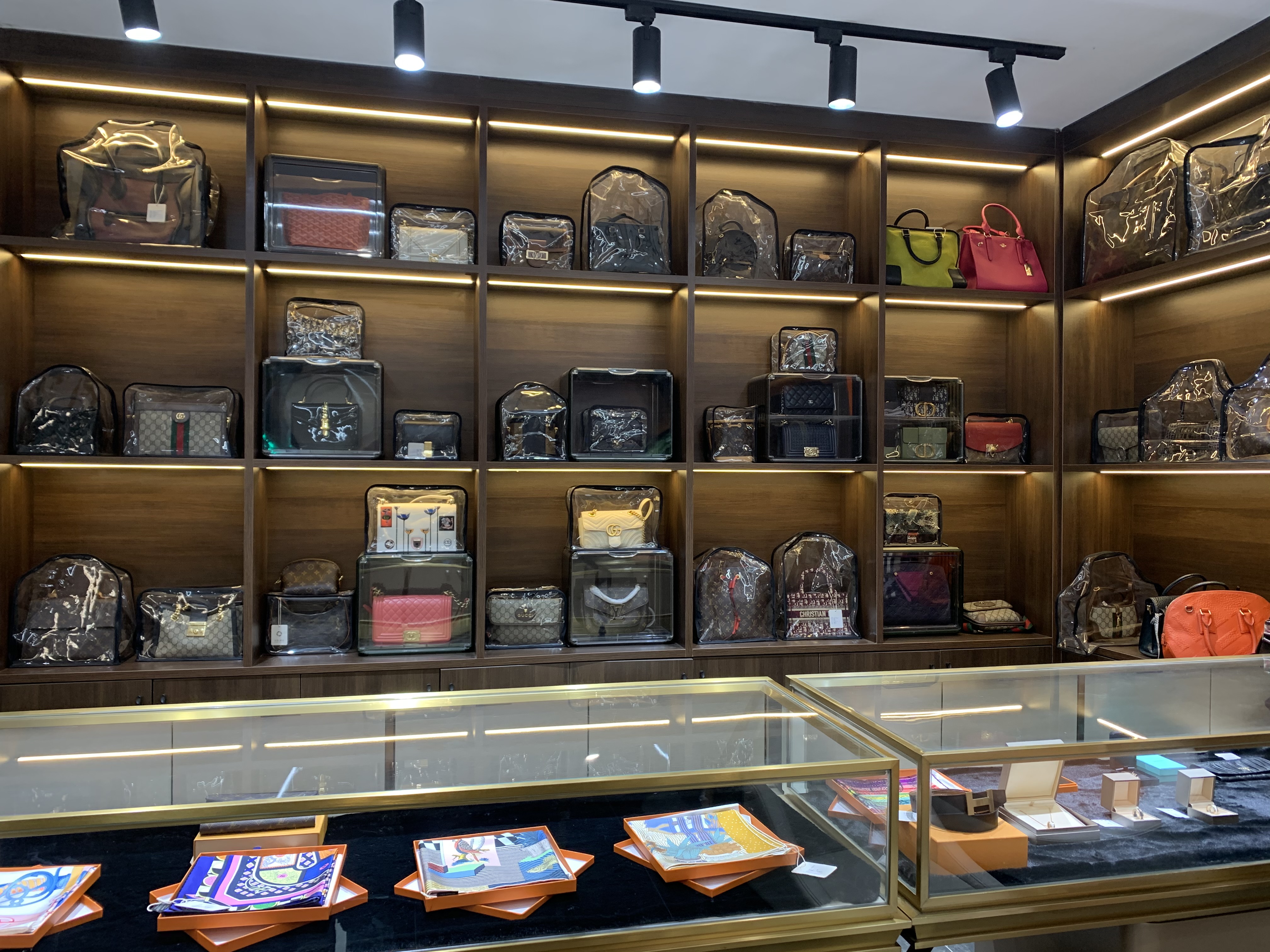 二手奢侈品店回收价格_奢侈品包包回收途径_奢侈品包包回收